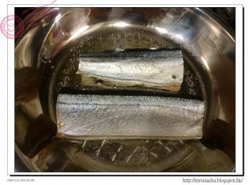 step1: 秋刀魚解凍, 切去頭尾, 除去內臟。切件沖洗淨, 抹乾。以少許鹽抹在魚身醃15分鐘。