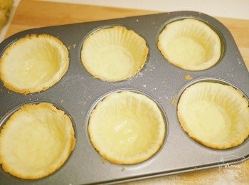 step17: 取走焗爐珠或豆後倒入餡料, 用180°C 焗12分鐘至熟透, 完成!