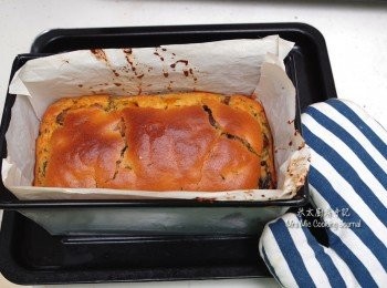 step6: 用竹籤插入蛋糕中心，見無沾黏，便可出爐放架上待15分鐘即可脫模。