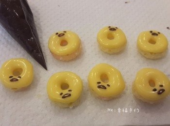 step4: 用黑巧克力畫上眼睛及嘴巴