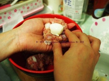 step3: 蒜葱切粒混入已醃好豬肉碎, 加入調味料, 搓成圓球