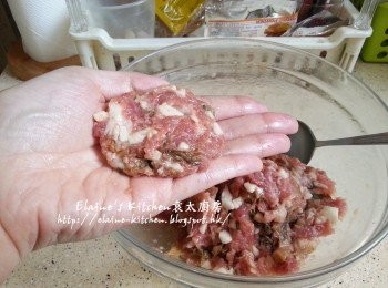 step8: 1小時後將肉餅取出 , 將適量的肉餅用手搓圓再壓平