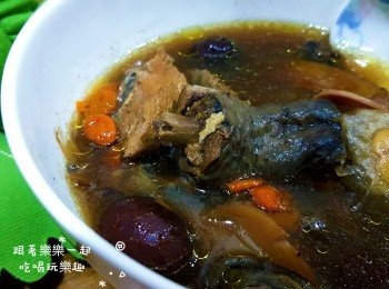 step2: 取一個乾淨的鍋子裝好水，將煮到沸騰後，把中藥材料、烏骨雞放進去，再煮到沸騰後，放入電鍋中，外鍋到3杯米杯量的水，再把米酒加入湯中，等待電鍋跳起就完成囉！
是不是很簡單呀！快來愛自己一下吧！