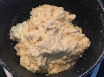 step8: 直到蛋有凝結帶濕潤即可離火。