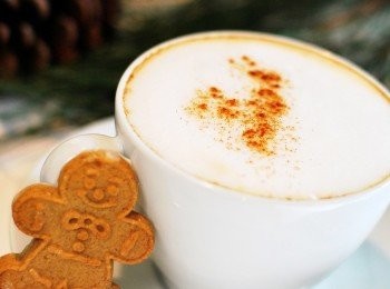 step2: 加上熱奶泡或擠上打發鮮奶油，撒上少許肉桂粉或肉荳蔻粉做裝飾即可