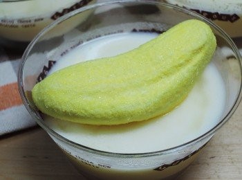 step6: 最後放上一根香蕉棉花糖，就大功告成囉!!