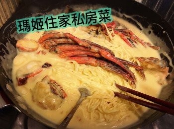 step9: 再下伊面（你會見到個湯底開始濃縮）👉🏻最後灑下香草