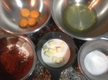 step1: 將蛋分成蛋黃和蛋白(蛋白裡不能沾到水或油)。 低粉和可可粉ㄧ起秤。 奶油和牛奶ㄧ起放入可加熱的小鍋中。