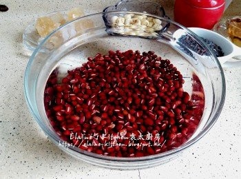 step1: 紅豆放入大碗內用水清洗兩次後加水浸過面靜待5小時 (或可浸過夜)