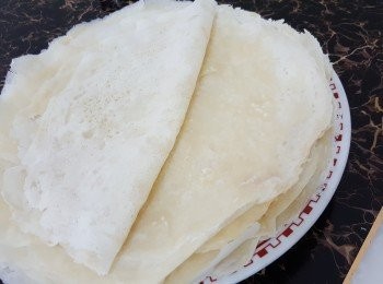 step6: 重重複動作把麵團都做成薄餅皮，全部叠起來，再用保鮮紙包住，可以包住蔬菜餡食、也可包花生芝麻碎加少許糖做甜的薄餅食