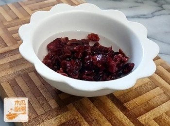 step2: 紅莓乾略為切碎，加少許水浸軟(泡15分鐘即可)，隔水備用