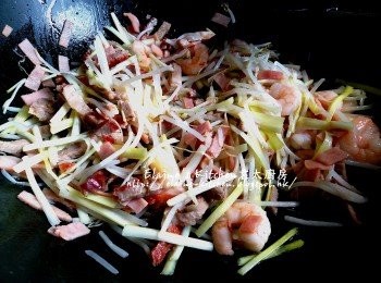 step8: 再加入韭黃 , 銀芽拌勻 , 盛起放在錫紙上靜待10分鐘待涼