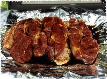 step2: 所有醃料拌勻，均勻地掃在梅頭豬肉上，用錫紙包好，放入雪櫃內醃一晚。(用剩的醃料用保鮮紙封好，放入雪櫃。)