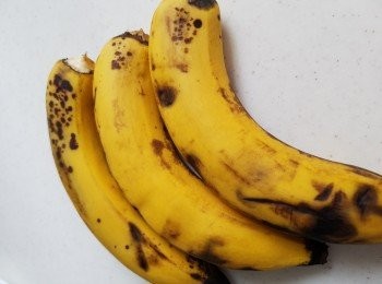 step1: 熟到透嘅蕉，啱晒!