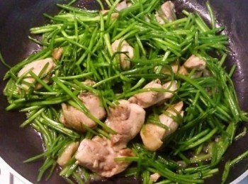 step4: 最後再添加些許鹽巴來增味，翻炒片刻後，，即可起鍋盛盤。