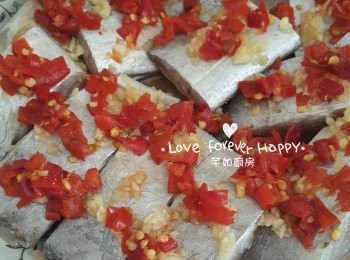 step2: 將魚身水份再次印乾, 放進碟子裡, 表層灑上剁椒醬