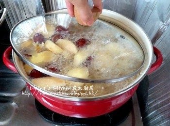 step4: 用中火煲滾後蓋上蓋繼續用中火煲30分鐘 (期間小心滾瀉)