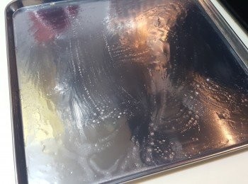 step4: 蒸盆上，掃上薄薄一層油。