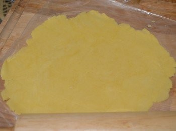 step12: 將麵糰取出，桌上撒些麵粉，用擀麵棍擀平至0.5cm 薄片。（可以以蓋上保鮮膜桿薄，會比較易操作。）