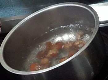 step1: 栗子用滾水煮約2分鐘，再用毛巾卒一卒去殼