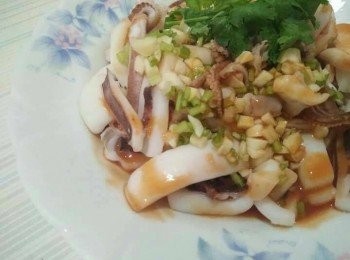 step3: 汆燙澎湖野生小管後(以澎湖野生小管份量與水量多寡來斟酌時間)。一般來說，約汆燙澎湖野生小管30秒即可，