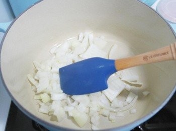 step1: 取一鍋加入少許油後炒香洋蔥!!!