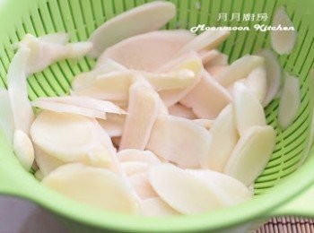 step1: 子薑去皮，切薄片，加鹽醃15分鐘。