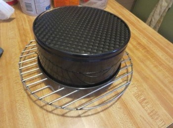 step11: 烤完后立即打开烤箱，将模具拿出，离地10CM落下，然后立即翻转模具（开口朝下），做这两步的时候要麻利点哦，放在烤架上至冷却后脱模