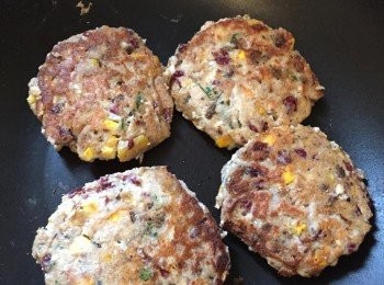 step4: 熱鍋放適量橄欖油，舀2-3大湯匙做法(3)的材料於鍋上煎，不要翻，待一邊挺身才翻轉另一邊煎，兩邊煎至金黃色即可！