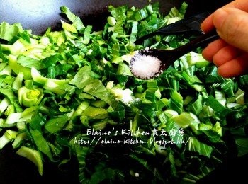 step9: 放入鑊中加入薑汁及少許鹽拌炒數分鐘 , 再加約2湯匙水拌勻