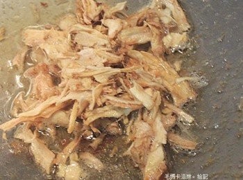 step3: 當雞皮煎的「恰恰」時，雞油也釋出，取出雞腿備用。原鍋放入薑絲煸乾 。不要過頭黑了會反苦（傳統用的是薑片，用薑絲可以更快煸乾）