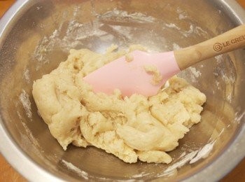 step3: 把材料們通通混和成麵糰，是軟軟的狀態唷^^