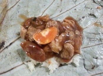 step14: 加入適量餡料,加入1粒咸蛋黃(咸蛋黃蒸熟後1開4成4粒)