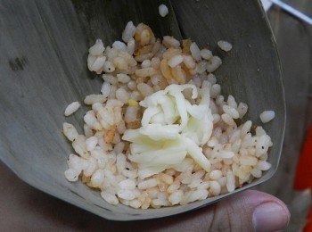 step4: 粽葉中舀入少許飯，加入一點披薩起司