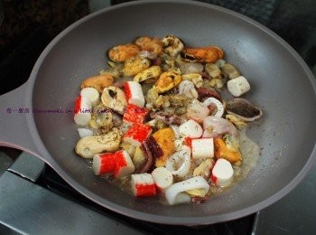 step2: 玫瑰鍋燒熱後, 放入海鮮材料, 紹興酒 2茶匙煮至熟