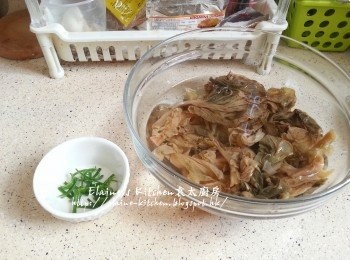step1: 梅菜放入大碗內洗淨再加水浸30分鐘 , 蔥切幼絲 (用來裝飾 , 可省略)