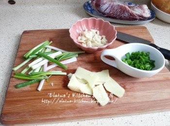 step1: 蒜頭去衣切細粒 , 薑去皮切片 , 蔥切段及切粒