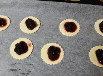 step2: 用餅乾壓模把形狀壓出 , 中間加入果醬 , 蛋打散後把蛋液掃在邊緣 , 圓形的再用另一片壓上後用叉子壓緊邊緣