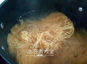 step2: 煲一煲水，水滾後收細火將炒麵鬆開，快手盛起並用凍水降溫，隔水備用