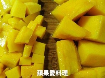 step1: 將1顆芒果切小丁，3顆芒果切大丁。