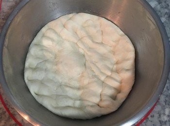 step10: 接著手握拳,輕壓麵糰將空氣排出.