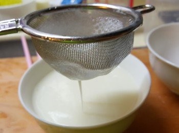 step5: 過篩後倒回椰皇內，用微波爐保鮮紙包好。