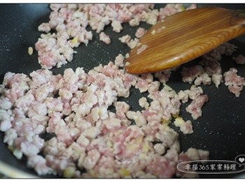 step5: 再放入絞肉及一大匙米酒拌炒，炒至絞肉全部散開。
