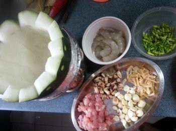 step7: 準備好各項材料,冬菇切粒,瑤柱撕條,瘦肉切粒,夜香花洗淨