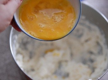 step3: 將雞蛋拌勻（不用打發至起泡），逐少將蛋液倒入忌廉芝士內拌勻。 然後再加入溶化牛油及檸檬汁拌勻