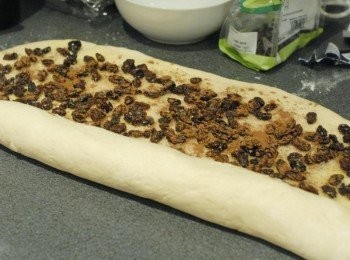 step7: 由較長一邊捲起，捲實成長條形。封口處用手指緊密捏合