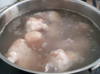 step2: 豬手洗淨用薑，酒出水約7分鐘，之後在水喉下冲水至涼透