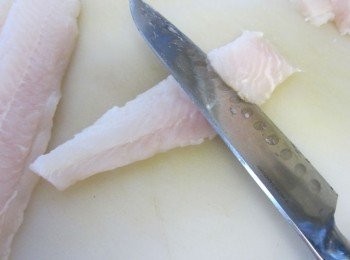 step1: 隨著魚的中間線切開，然後將魚切成斜片段。
