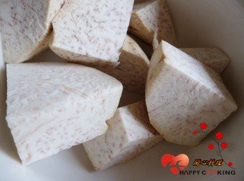 step2: 芋頭切塊用電鍋一杯水蒸熟