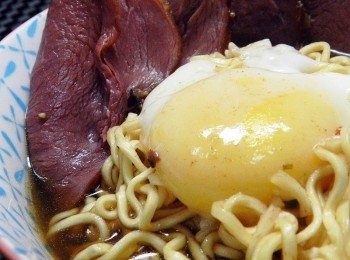 step4: 盛上麵條，放上半熟蛋包，擺上胡椒牛肉，淋上美味的湯底，就完成囉!!!